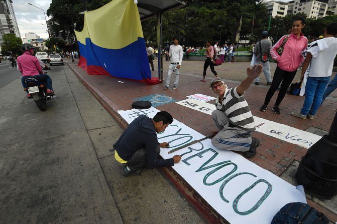 La oposición convocó a una marcha masiva, la llamada "toma de Caracas", para exigir que el referéndum revocatorio contra Maduro se haga este mismo año. Sin embargo, el gobierno asegura que la movilización tiene como objetivo final generar violencia en las calles.