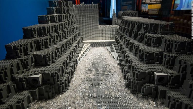 Bajo construcción — La réplica semicompleta de Lego de la presa se levanta 150 centímetros desde el piso, fue diseñada en 215 horas y construida en 160 horas. Se usaron 42.800 piezas. La presa original tomó 5 años en construirse y fue abierta en 1936.