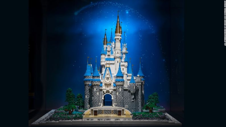 Castillo de Disney — Para darle un poco de magia a la exhibición, Trucker construyó una réplica del castillo de la Cenicienta de Disney. “Solo soy un artista tratando de volver el juguete de un niño en una herramienta creativa”.