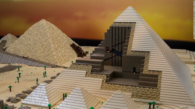 Pirámides de Egipto — Esta réplica de la Gran Pirámide de Giza tiene una longitud de 360 centímetros y le tomó 50 horas en diseñar al arquitecto de Lego. “La exhibición ‘Bloque a bloque’ estará en el Museo de Ciencia e Industria de Chicago hasta febrero de 2017.