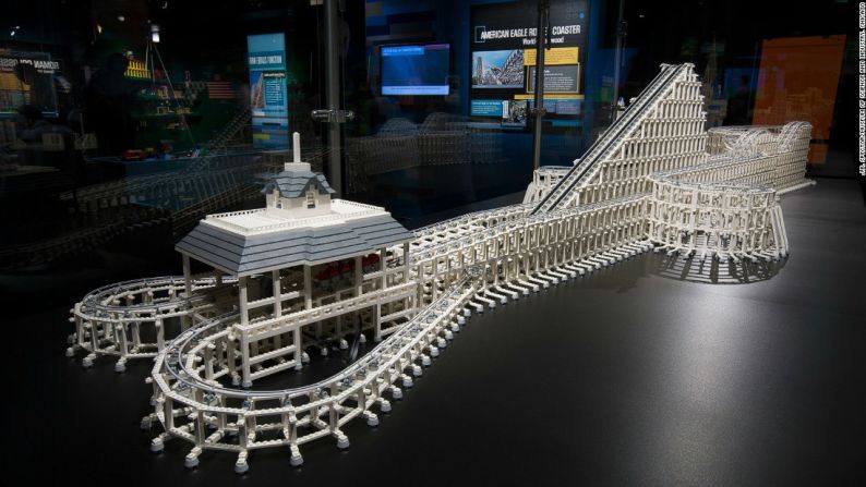 Paseo de juguete — La American Eagle de Lego tiene tres metros y medio de largo. Trucker tardó 55 horas en diseñarla y 70 horas en construirla. Está hecha de 14.500 fichas.