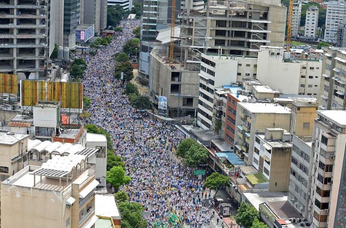 La marcha de la oposición avanza por Caracas. (