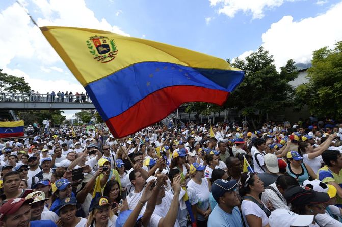 Marchas en Venezuela — Venezuela vivió este jueves una jornada de manifestaciones a favor y en contra del gobierno del presidente Nicolás Maduro. La oposición convocó a una marcha masiva llamada "toma de Caracas" para exigir que el referéndum revocatorio contra Maduro se haga este mismo año. El gobierno aseguró que la movilización tenía como objetivo final generar violencia en las calles.