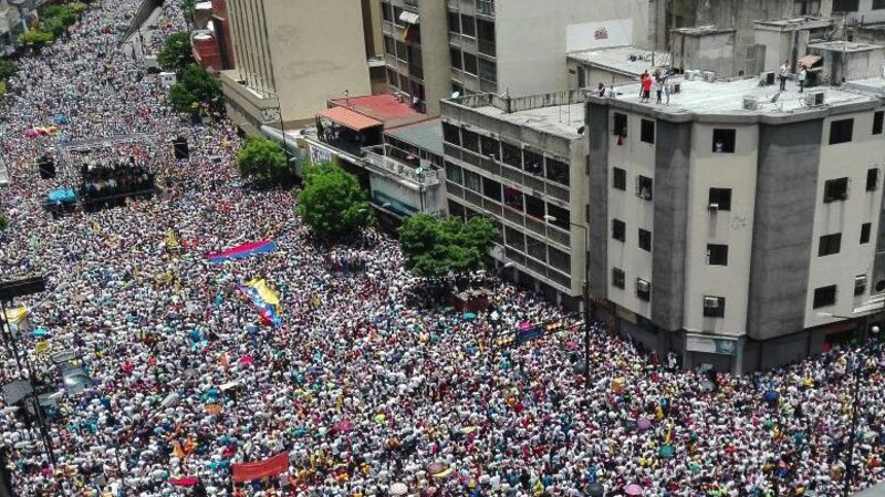 Toma de caracas finalizó con un enfrentamiento entre manifestantes y policías | cnn