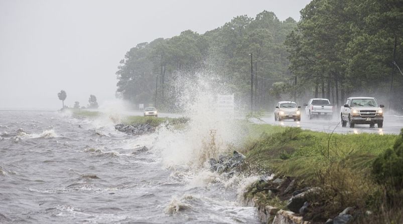 Huracán Hermine — El huracán Hermine tocó tierra este viernes en Saint Mark, en el condado de Wakulla, en la costa de Florida. Las autoridades confirmaron que Hermine se degradó a tormenta tropical, pero continuaron las alertas en el estado, donde se han registrado varias inundaciones por las fuertes lluvias previas a la llegada de la tormenta.