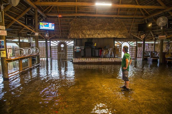 Un hombre mira el informe del clima en Saint Marks, Florida, en el Riverside Café que quedó inundado por las fuertes lluvias que se presentaron este jueves antes de la llegada de Hermine como huracán categoría 1.