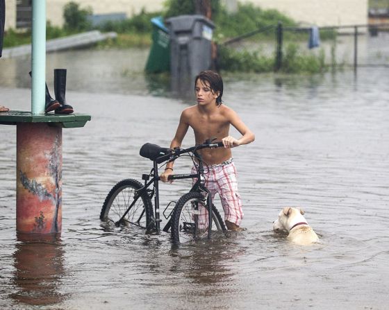 El huracán Hermine tocó tierra en la costa de Florida, al este de Saint Marks, en la madrugada del viernes, según informó el Centro Nacional de Huracanes. Más adelante las autoridades confirmaron que Hermine se degradó a tormenta tropical, pero continuaron las alertas pues se han registrado inundaciones en varios lugares del estado.