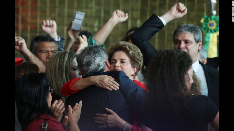 Destituyen a Dilma Rousseff — El Senado de Brasil votó este miércoles a favor de destituir a la presidenta Dilma Rousseff —que hasta ese momento estaba suspendida— con 61 votos a favor y 20 en contra. Rousseff es acusada de modificar ilegalmente cuentas antes de su reelección en 2014 para ocultar un déficit en el presupuesto y seguir financiando programas sociales populares. Michel Temer asumió la presidencia hasta el 31 de diciembre de 2018.