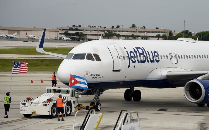 Primer vuelo comercial entre EE.UU y Cuba — Este miércoles el vuelo 387 de JetBlue hizo historia al aterrizar en Santa Clara, Cuba. Se trató del primer vuelo comercial directo entre Estados Unidos y Cuba después de 61 años de prohibición. Este es el más reciente símbolo del descongelamiento de las relaciones entre los antiguos adversarios de la Guerra Fría, que restauraron relaciones diplomáticas en julio de 2015.