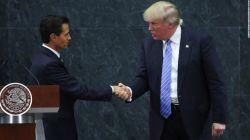 Donald Trump visitó México sorpresivamente y se reunió con el presidente Enrique Peña Nieto este miércoles, en medio de una lluvia de críticas por parte de los mexicanos. Trump reiteró la construcción del polémico muro en la frontera común y aunque en principio dijo que no se habló sobre quién lo financiará, más tarde aseguró que México pagará el 100% del muro. Peña Nieto dijo que su país no pagará dicha muralla.