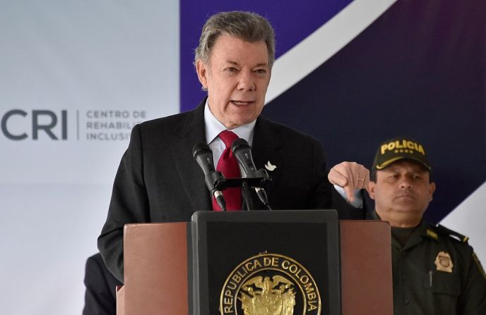 Plebiscito en Colombia — El presidente Juan Manuel Santos dio a conocer la pregunta que deberán responder los colombianos para aprobar o no el proceso de paz entre el Gobierno de Colombia y las FARC. “¿Apoya usted el acuerdo final para la terminación del conflicto y la construcción de una paz estable y duradera?”. El 2 de octubre los colombianos deberán responder sí o no a esta pregunta.