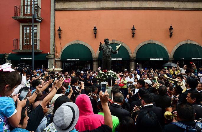 Muere el ‘Divo de Juárez’ — El cantante mexicano Juan Gabriel murió este domingo a los 66 años en Santa Mónica, California. Miles de personas de toda la región le rindieron homenaje a este ícono de la canción mexicana que marcó a varias generaciones con las más de 1.800 canciones que escribió y que han sido interpretadas por cientos de artistas del mundo en varios idiomas.