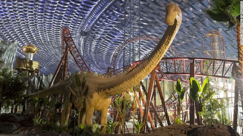 IMG Worlds of Adventure — El IMG Worlds of Adventure, el parque cubierto más grande del mundo, abrió sus puertas el pasado 31 de agosto en Dubai. La montaña rusa Predator (en la foto) es una de las 22 atracciones del parque.