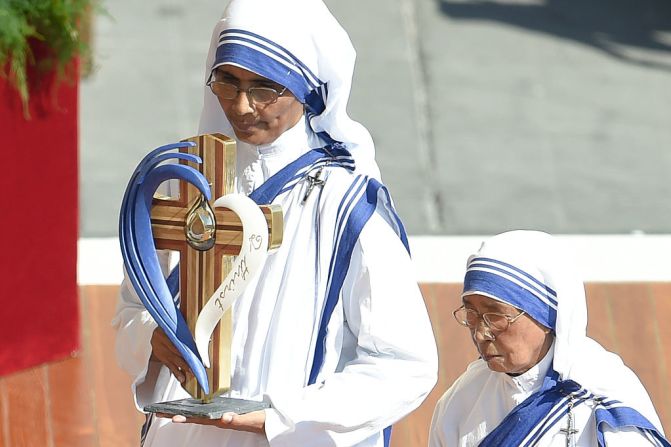 Una monja de la orden de las Misioneras de la Caridad lleva las reliquias de la Madre Teresa al altar dispuesto en la Plaza de San Pedro para la ceremonia de su canonización.