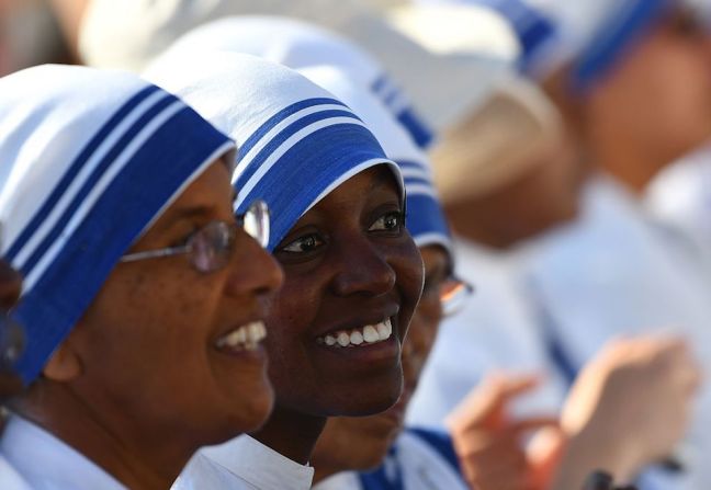 Religiosas de las Misioneras de la Caridad muestran su felicidad por la canonización de la Madre Teresa de Calcuta, en el Vaticano.