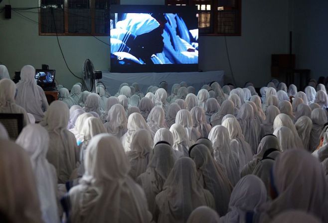 Monjas de la orden de las Misioneras de la Caridad ven, por televisión en Calcuta, la ceremonia de canonización de la Madre Teresa.