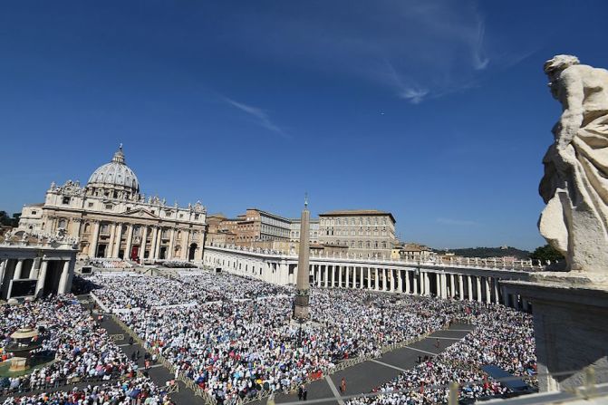 La Plaza de San Pedro del Vaticano, abarrotada, para la canonización de la Madre Teresa.