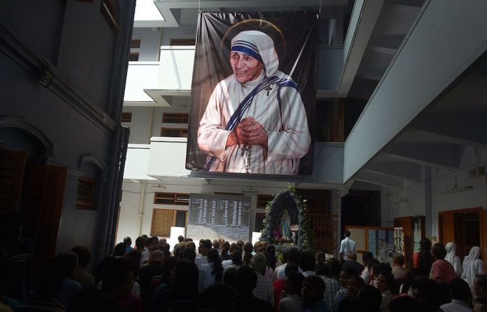 Fieles católicos reunidos en Calcula para la canonización de la Madre Teresa.