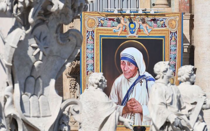 Una imagen monumental de la Madre Teresa de Calcuta, proclamada santa por el papa Francisco, en el Vaticano.