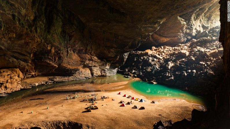 Las primeras y las últimas noches de la expedición se acampa dentro de Hang Eng, que es considerado uno de los lugares más hermosos para acampar en Asia.