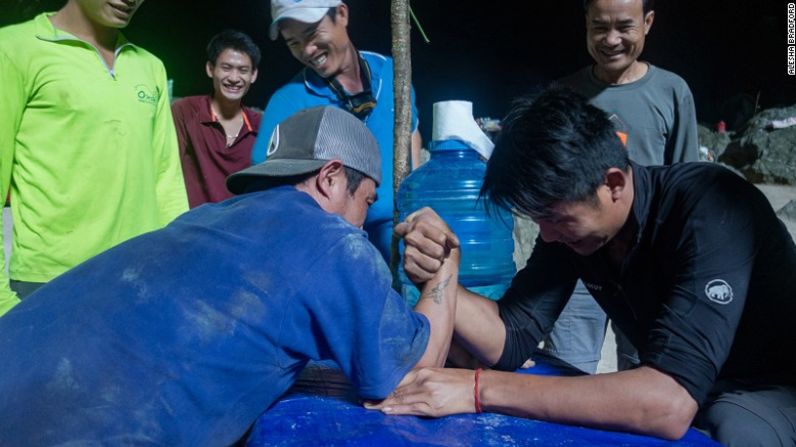 El entretenimiento viene de muchas fuentes cuando se pasan muchos días dentro de una cueva. Los juegos de cartas son populares, así como las canciones y la poesía, y el vino de arroz. Los maleteros vietnamitas suelen probar sus fuerza desafiándose los unos a los otros.