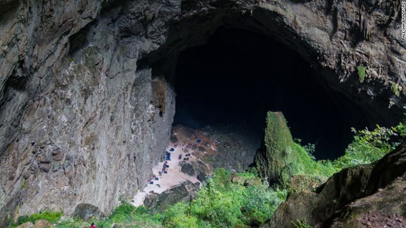 El recorrido bajando de una sección conocida como el Jardína de Edam lleva al segundo campamento dentro de la cueva.