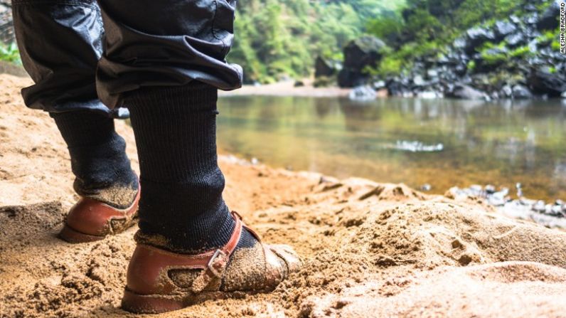 Mientras la mayoría de personas van a la expedición de cinco días en Hang Son Doong con costosos equipos y vestimentas, los maleteros y los guías prefieren hacer el recorrido con sandalias plásticas que se venden por dos dólares en el mercado local.