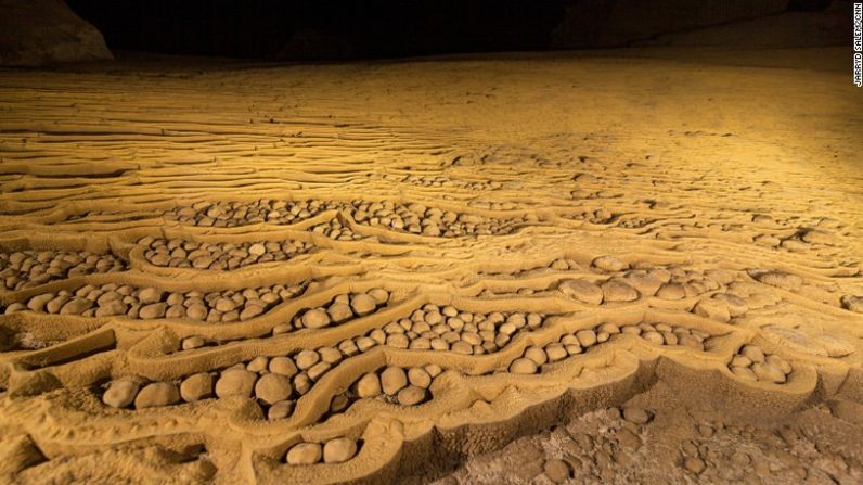 No todas las formaciones magníficas que se encuentran en Hang Son Doong son masivas. Hacia al final de las cámaras se encuentran las 'perlas de cueva'. Se forman cuando minúsculos pedazos de sedimento reciben capas de calcio y sal durante años.