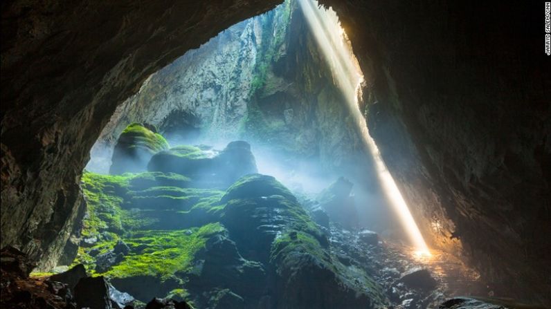 El Parque Nacional Phong Nha-Ke de Vietnam es el hogar de la cueva más grande del mundo, un lugar que pocos han visitado. Esta imagen muestra cómo una parte del techo colapsó por la erosión creando un rayo de luz.