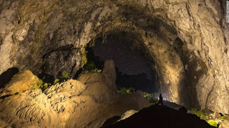 Desde el segundo campamento dentro de la cueva Hang Son Doong los visitantes pueden observar las estrellas a través de un agujero de erosión.