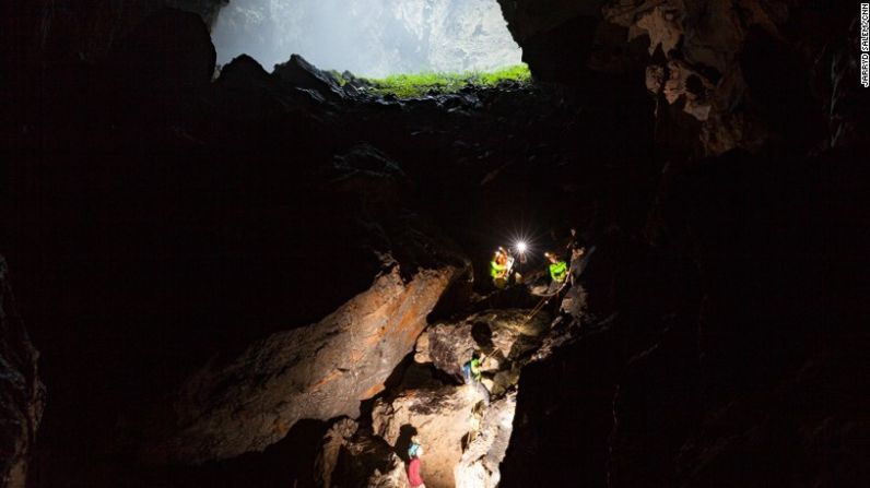 Algunas secciones de la cueva son tan empinadas que se necesitan cuevas de escalar para ayudar a bajar a la gente con seguridad.