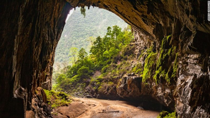 La gran salida de Hang En, la tercera cueva más grande del mundo, tiene 120 metros de alto y 140 de ancho.