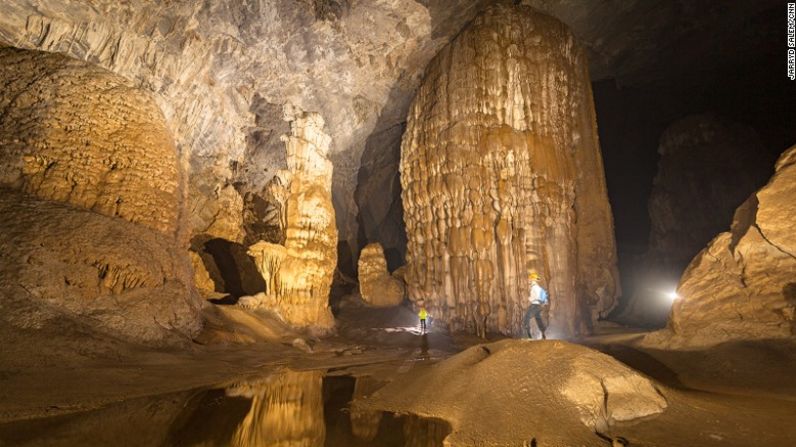 Las formaciones de piedra caliza como estalactitas y estalagmitas se forman cuando el agua con calcio gotea a través del techo de la cueva y general anillos minúsculos. Con el paso de millones de años, estos minerales se aglomeran y crean figuras hermosas e impresionantes.