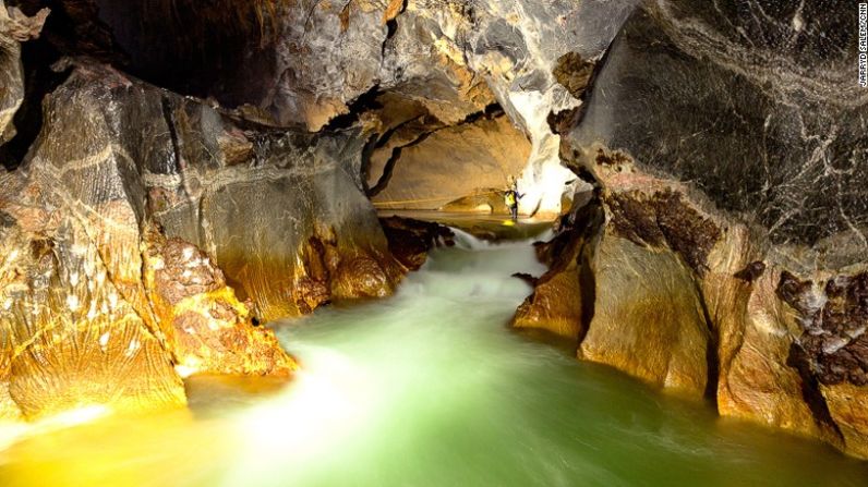 El río Rao Thoung fluye rápidamente dentro del sistema de cuevas, continuamente cambiando el paisaje y creando nuevas cámaras y pasajes. Durante la temporada húmeda, el río inunda sus alrededores a tal nivel que no se puede explorar ni las cuevas ni la jungla.