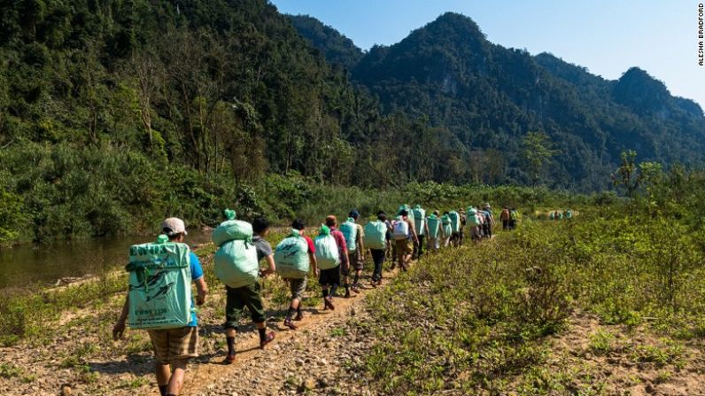 Un equipo de 20 maleteros, tres guías dos expertos en cuevas, dos chefs y dos guardabosques del parque nacional van en cada expedición de la cueva Hang Son Doong. Así como los sherpas en Nepal, son los maleteros de Phong Nha los héroes anónimos que permiten esta aventura.