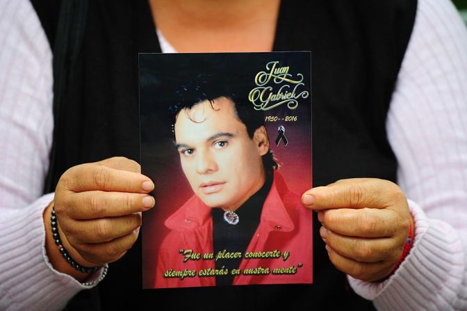 CNNE 318382 - mexico-music-juan gabriel-fans