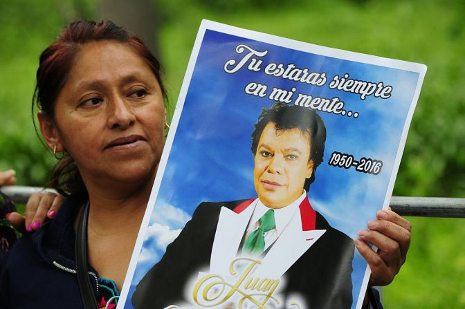 CNNE 318383 - mexico-music-juan gabriel-fans