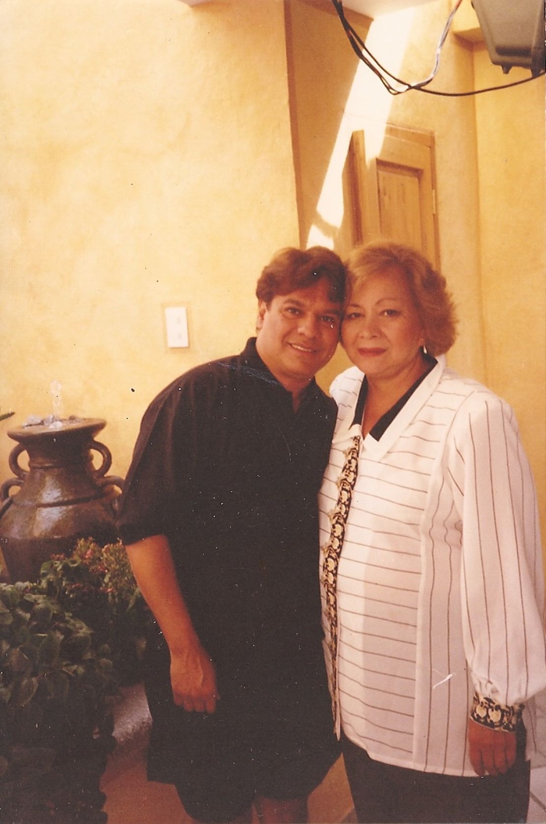 Juan Gabriel junto a Margarita, la madre de Patricia Ramos