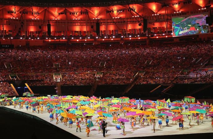 Momento de la inauguración en el que bailarines llenaron el escenario de color.