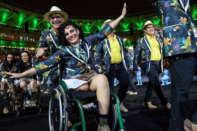 Miembros de la delegación brasileña, durante el desfile (YASUYOSHI CHIBA/AFP/Getty Images).