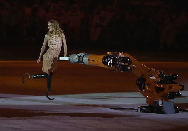 Una bailarina, con el robot Kuka, durante el espectáculo de inauguración.