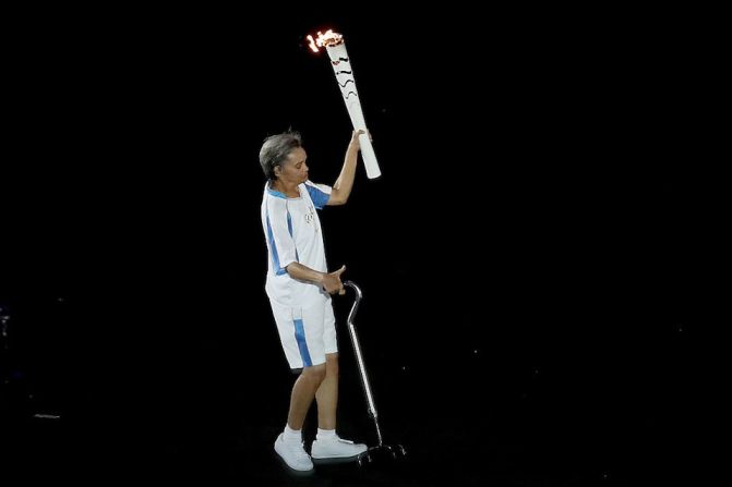 La atleta paralímpica Marcia Malsar protagonizó uno de los momentos más evotivos: se cayó cuando llevaba la antorcha y se levantó en medio de un aplauso ensordecedor de la multitud (Matthew Stockman/Getty Images).