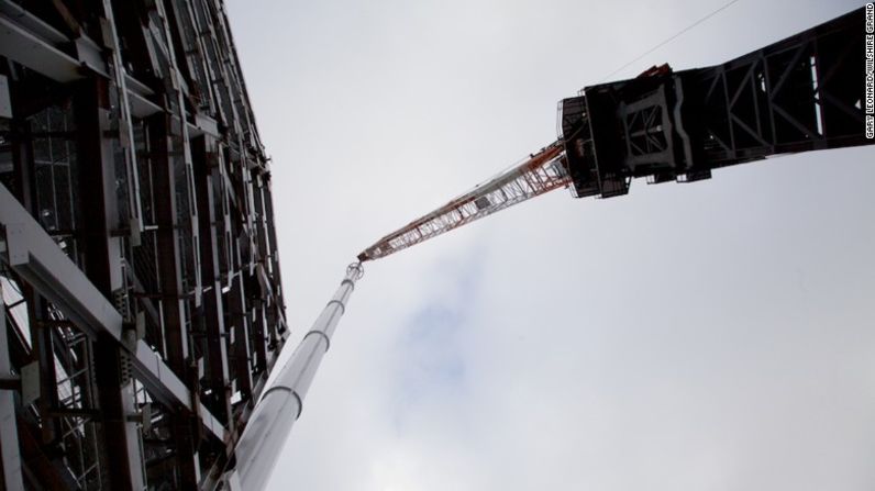 La torre fue completada el sábado en Los Ángeles.