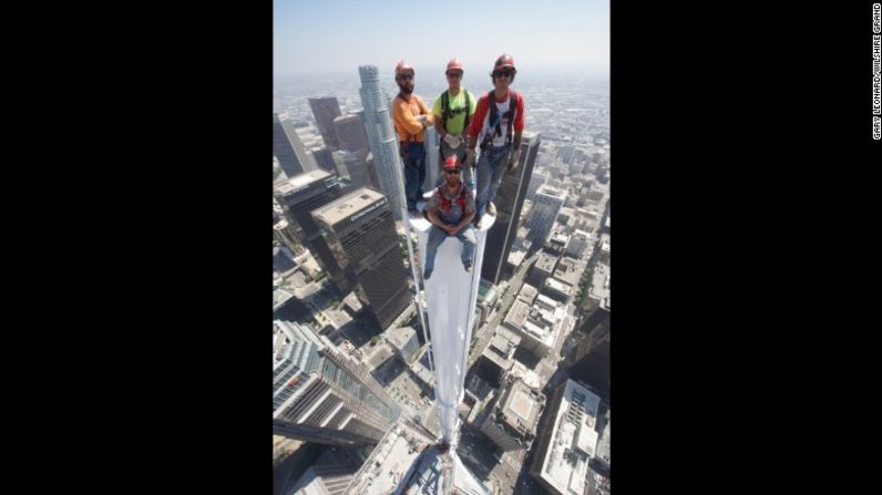 Los trabajadores que construyeron la espira para el Wilshire Grand Center posaron en lo más alto.