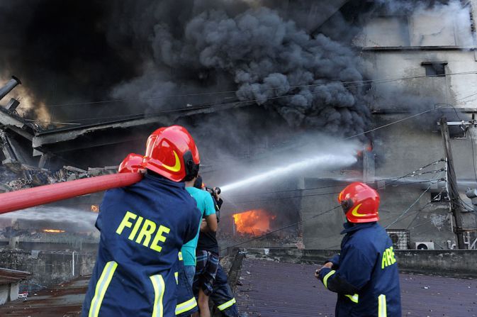 Centenas de bomberos fueron desplegados para sofocar un incendio en una fábrica del sector de Gazipur, cerca de la capital de Bangladesh.