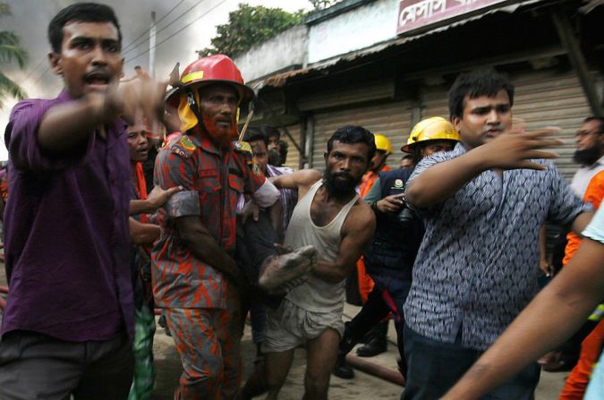 Voluntarios y bomberos se apresuran a trasladar a un herido rescatado de los escombros del edificio siniestrado en Tongi, cerca de Dhaka, Bangladesh.