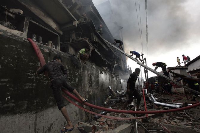 Bomberos y voluntarios buscan a las víctimas de la explosión e incendio en una fábrica de Bangladesh.