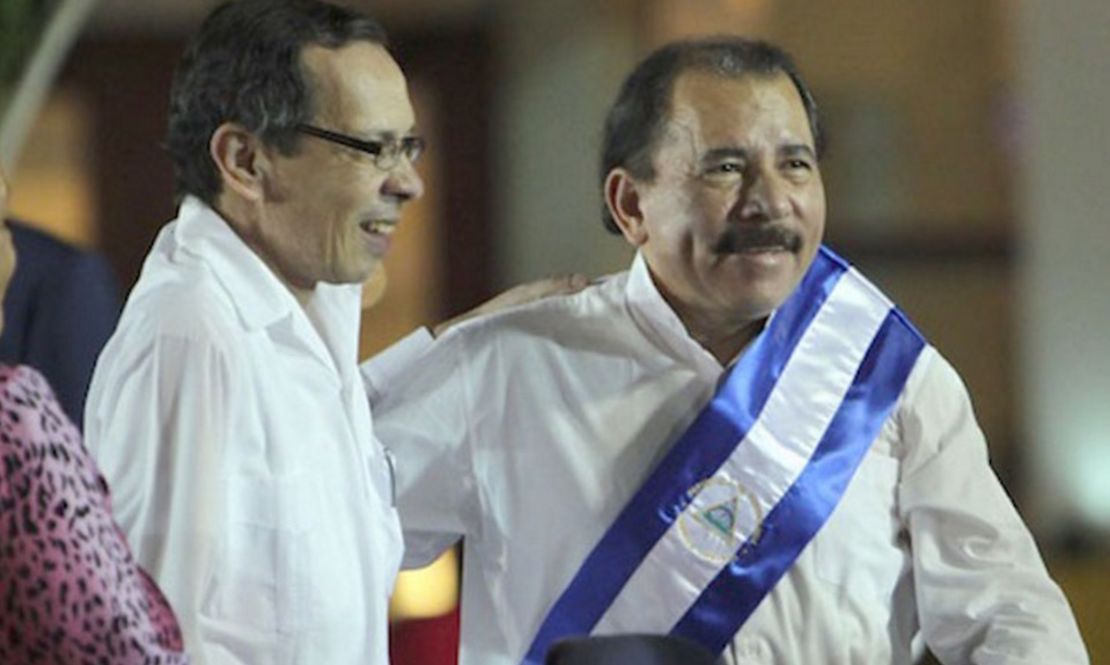 En una imagen de archivo, el presidente de Nicaragua, Daniel Ortega (a la derecha) y el presidente de la Asamblea Nacional de su país, René Núñez Téllez.