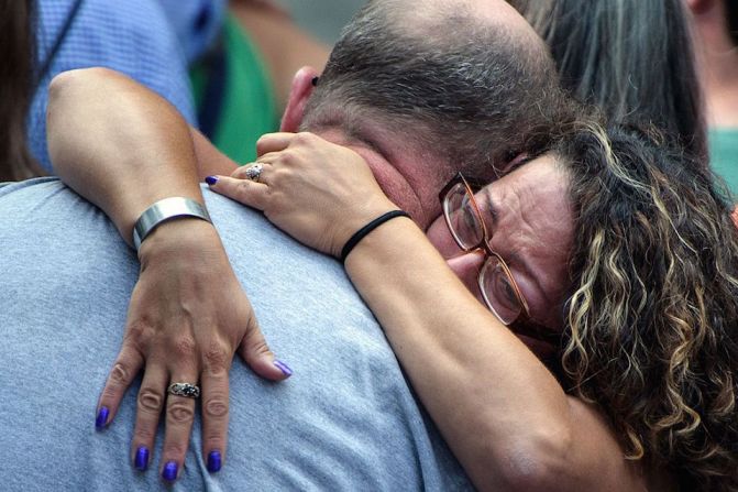 Dos personas se funden en un abrazo durante el servicio conmemorativo por el 15 aniversario de los ataques de 11S, en Nueva York.