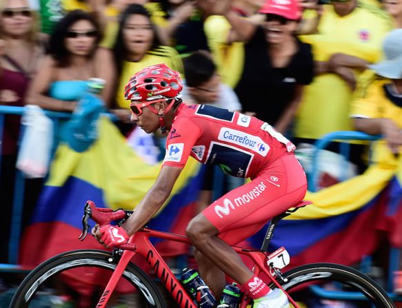 El colombiano Nairo Quintana pasa frente a un grupo de compatriotas que le apoyó en la última etapa de la Vuelta a España 2016, que ganó el corredor de Movistar. (C®édito: JOSÉ JORDAN/AFP/Getty Images).